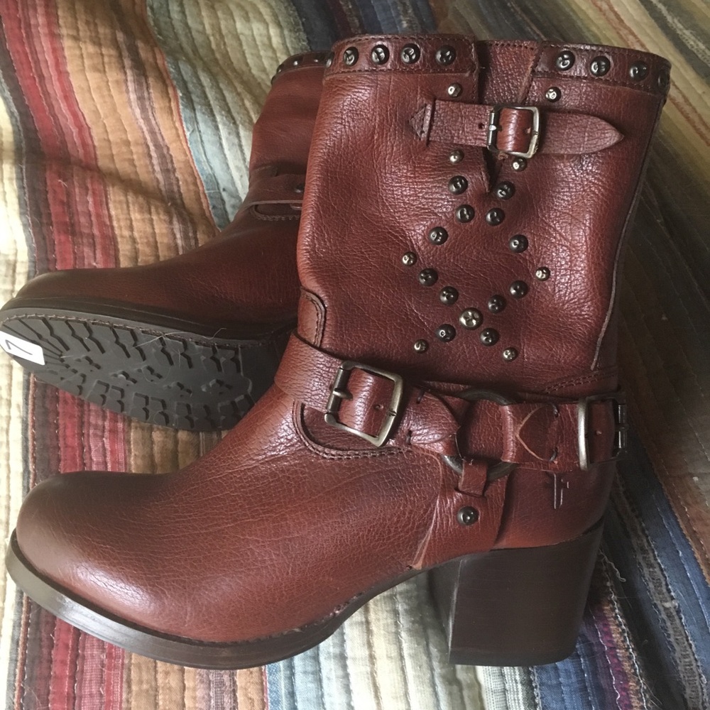 NWOB FRYE VERA STUD MOTO BOOTS 7 COGNAC BROWN